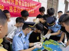 <b>现场放宣册1000余份</b>